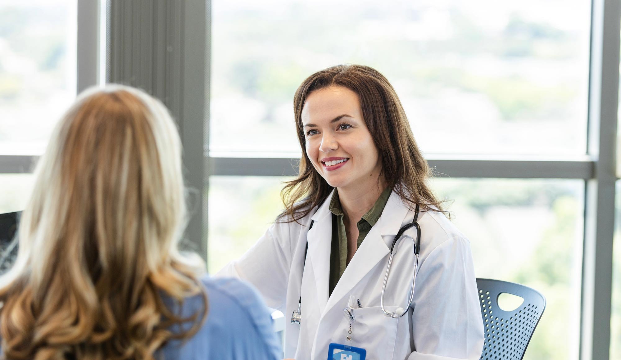 doctor-shaking-hands-with-patient-2000px