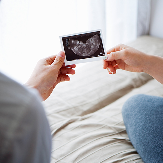 Cropped-couple-looking-at-print-of-ultrasound-image_wide-1