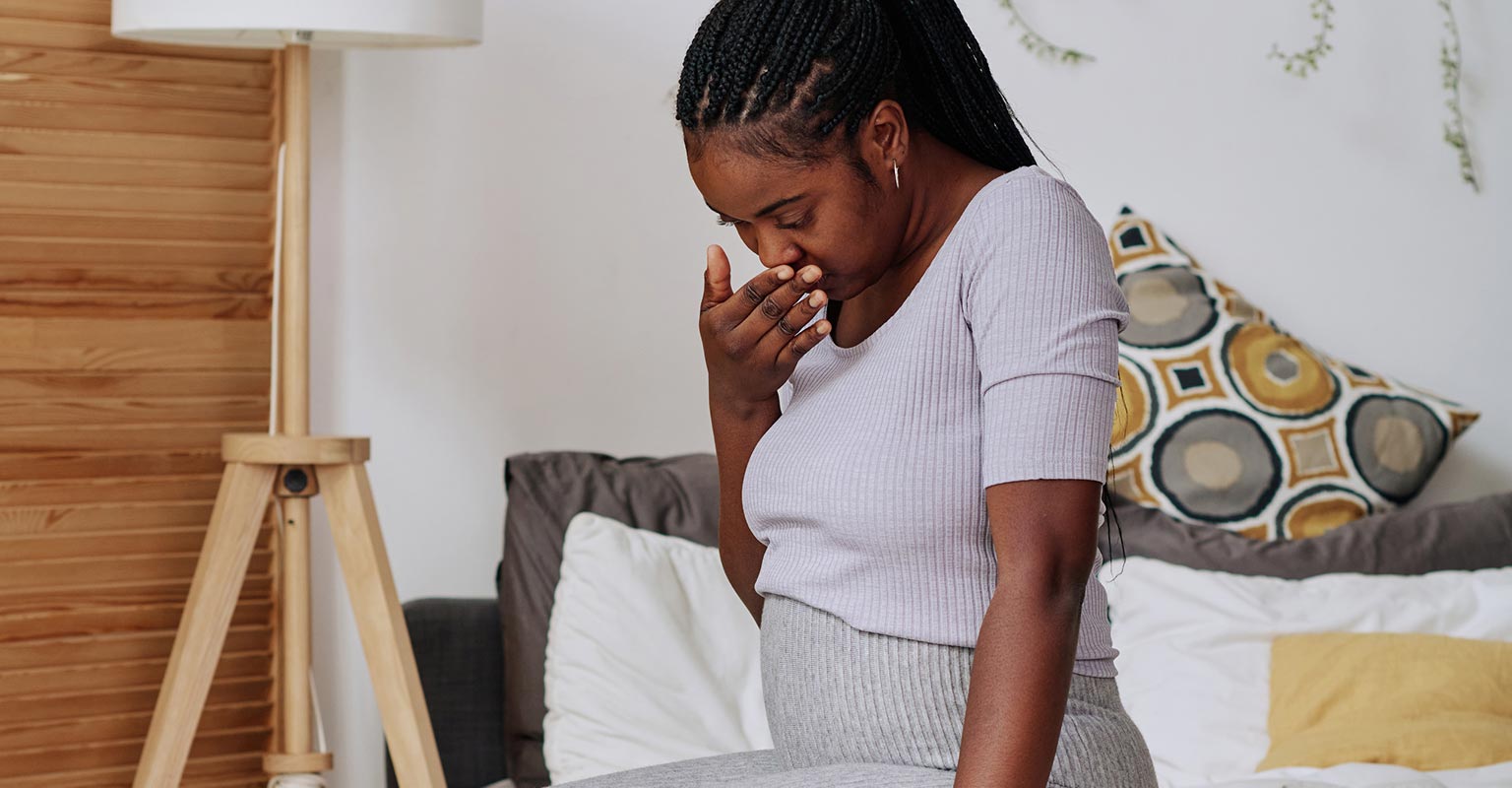 pregnant woman experiencing morning sickness symptoms